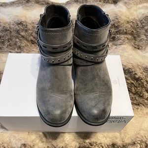 EUC Sonoma grey zip up Booties. Size 9.5.